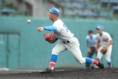 三番手で登板する花咲徳栄・和田（撮影・佐田亮輔）
