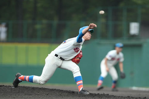 四番手で登板する花咲徳栄・岡崎（撮影・佐田亮輔）