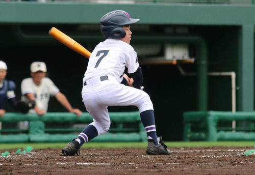 壬生対宇都宮南　3回表壬生1死、懸命にバットに当てる諸橋（撮影・佐藤勝亮）