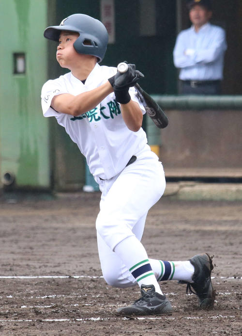 杉並工対工学院大付　2回裏、満塁本塁打を放つ高野（撮影・飯岡大暉）
