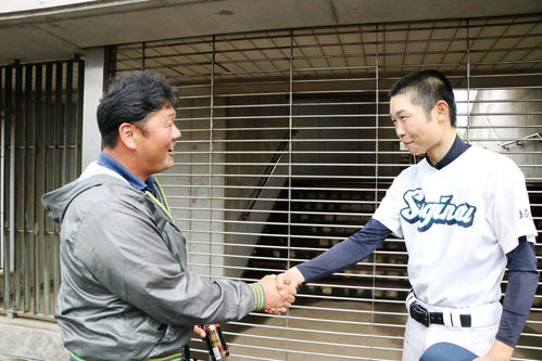 試合後、渡辺信次さん（左）と握手する杉戸農・矢吹（撮影・佐藤成）