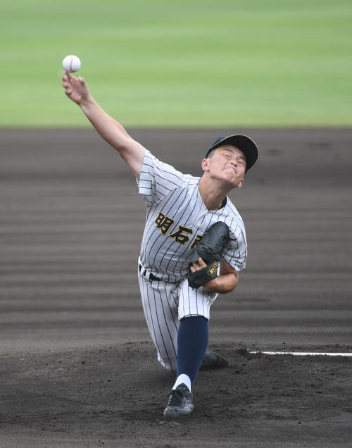 三田学園打線えを完封した明石商・溝尾海陸の投球（撮影・渦原淳）