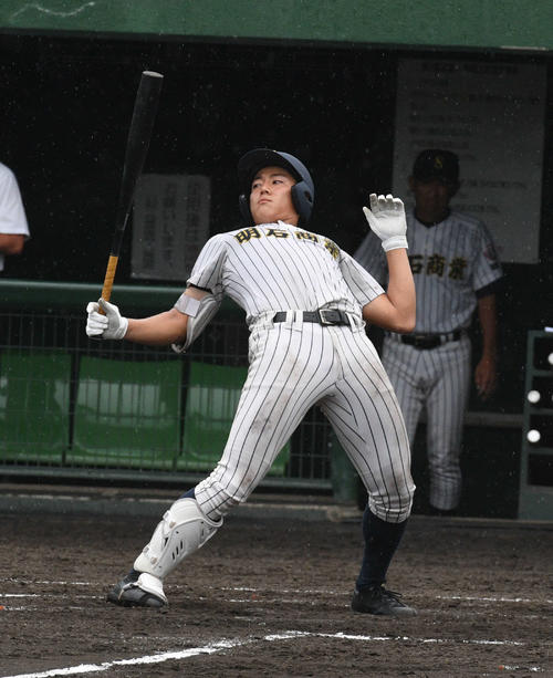 独特のフォームから構えに入る明石商・来田涼斗　（撮影・渦原淳）