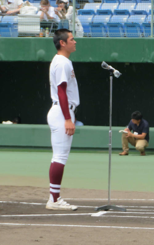岡山大会の開会式で選手宣誓を行った高梁日新の林浩平主将（撮影・磯綾乃）