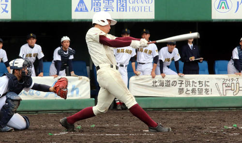 釧路湖陵対旭川大高　8回旭川大高、先頭の持丸捕手が右越えソロを放つ（撮影・永野高輔）