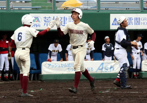 釧路湖陵対旭川大高　8回旭川大高、本塁打を放った持丸（中央）が菅原とハイタッチする（撮影・永野高輔）