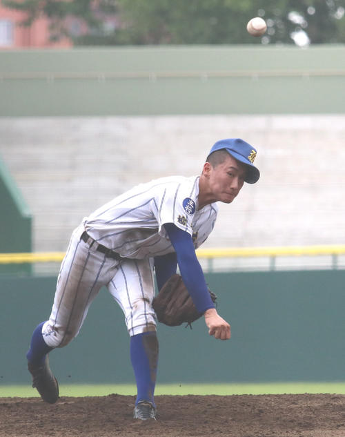足利清風対佐野東　先発し力投する佐野東・石塚（撮影・佐藤勝亮）