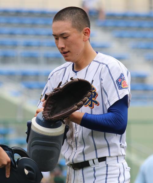 足利清風対佐野東　交代時に給水する佐野東・石塚（撮影・佐藤勝亮）