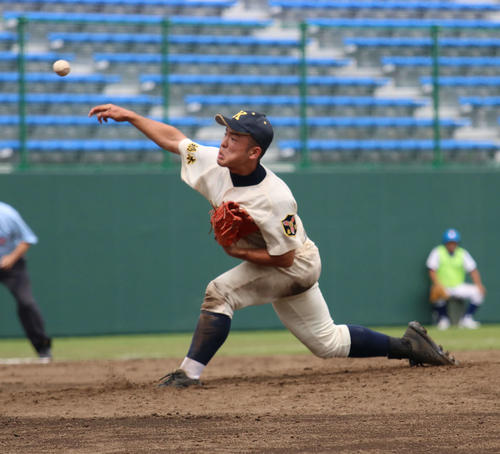 鹿沼対小山高専先発し、力投する鹿沼・大竹（撮影・佐藤勝亮）