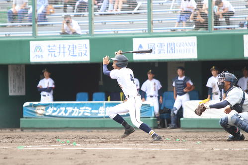 8回2死二、三塁、中越えに勝ち越しの適時二塁打を放つ帯広北の広井（撮影・西塚祐司）