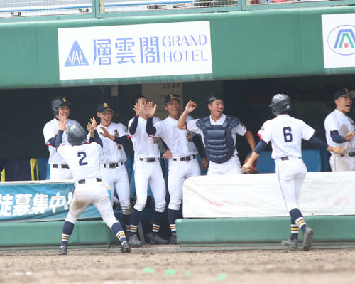 8回帯広北2死二、三塁、広井の勝ち越し打で生還してベンチと喜ぶ仲村（2）と下平（6）（撮影・西塚祐司）