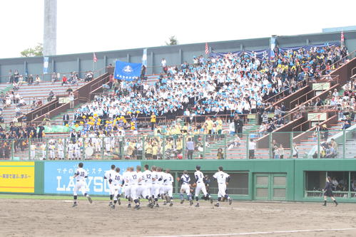 北見北斗対帯広北　試合後、スタンドに向かって駆け出す帯広北ナイン（撮影・西塚祐司）