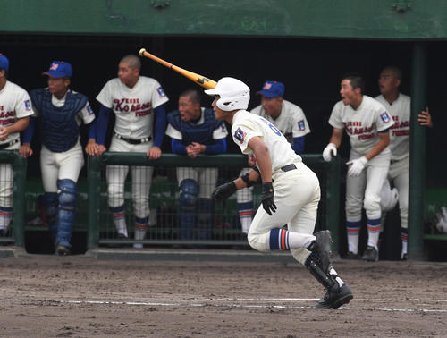 尼崎小田対神戸国際大付　3回裏神戸国際大付2死一、二塁、西尾将毅は適時二塁打を放つ（撮影・渦原淳）