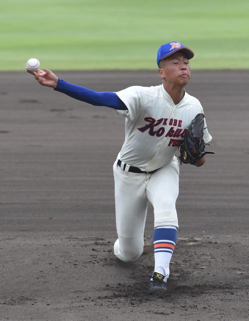 尼崎小田を7回1失点に抑えた神戸国際大付・松本凌人の投球（撮影・渦原淳）