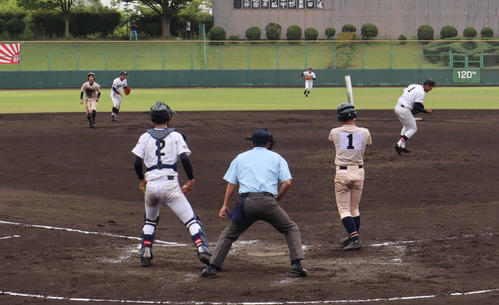 7回表2死一、二塁で、打者を三振に仕留め、ガッツポーズをする社・藤本（右奥）（撮影・南谷竜則）
