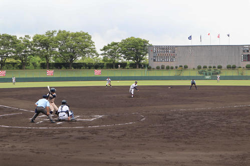 6回表2死一塁で投球をする社・藤本（撮影・南谷竜則）