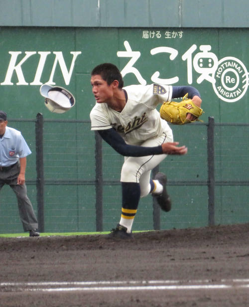 岡山南対創志学園　帽子を飛ばして力投する創志学園・西純矢投手（撮影・磯綾乃）