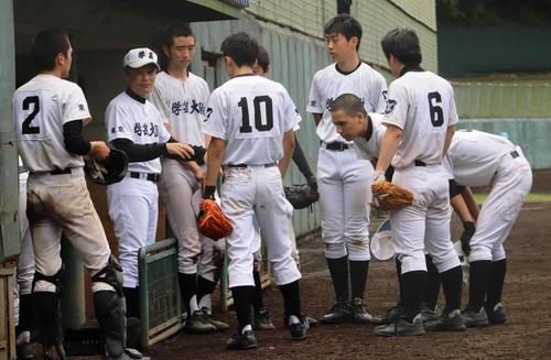 小川対東学大国際中教校　6回裏東学大国際中教校、10点を追う攻撃の前に円陣を組む。左から2人目が池田監督（撮影・古川真弥）