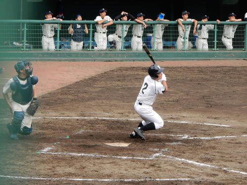 開成対高輪　9回1死満塁、開成の3番内田開智は走者一掃の中越え二塁打を放ち、勝負を決めた