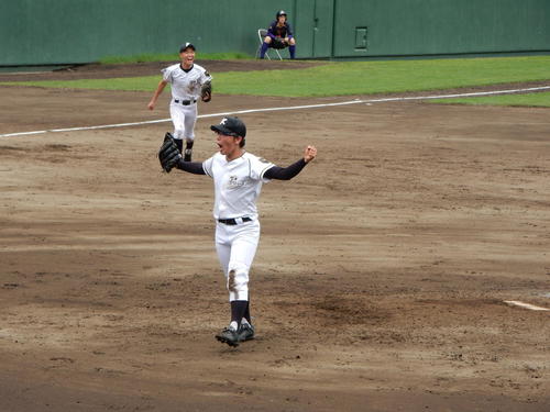 開成対高輪　開成の森安葉太郎投手は最後の打者を右飛に仕留め、勝利を挙げた瞬間、両手を突き上げ雄叫びをあげた