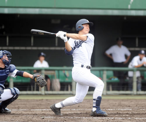 5回裏、右翼ポール際へ決勝のソロ本塁打を放った静岡・斎藤来音（撮影・河合萌彦）