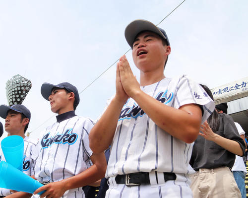 チームの勝利を願い、ピカソのフルネームを叫ぶ仙北谷知希（右）（撮影・倉田祥太）