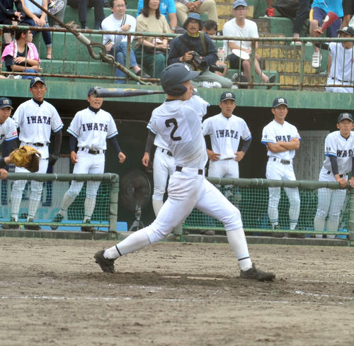 5回裏磐田南2死一、二塁、中前へ勝ち越し適時打を放つ太田