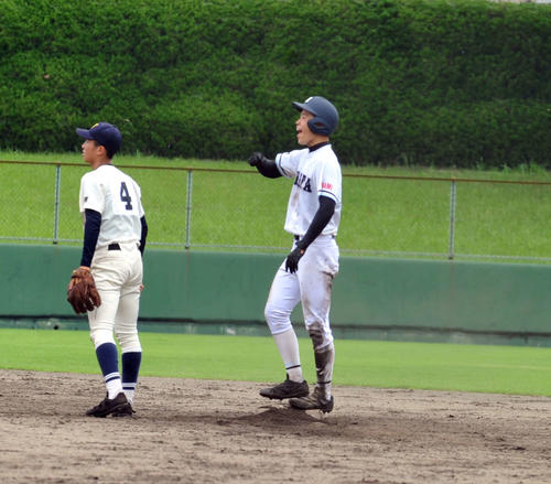 勝ち越しの適時打を放ち、ガッツポーズする磐田南・太田