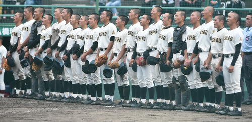能代対秋田商　試合に勝利し校歌を歌う能代ナイン（撮影・山田愛斗）
