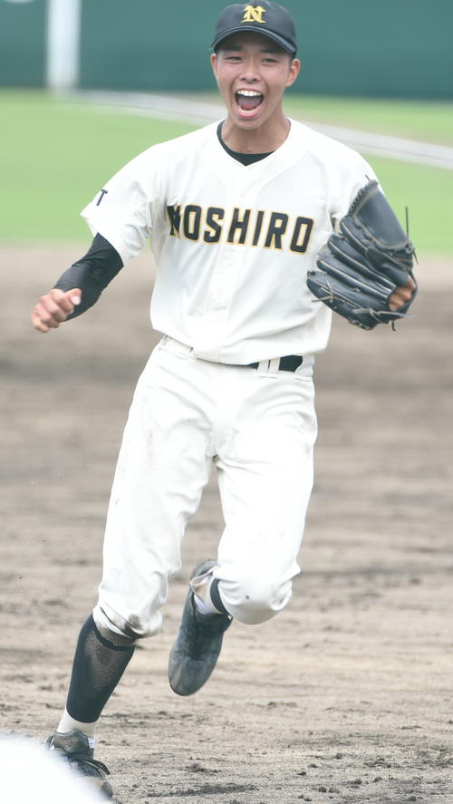 能代対秋田商　最後の打者を打ち取り雄たけびを上げる能代先発・佐藤洵（撮影・山田愛斗）