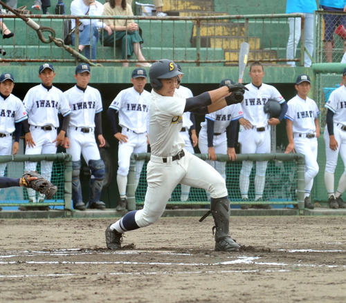 1回表清水桜が丘無死満塁、二塁強襲の先制適時打を放つ永井