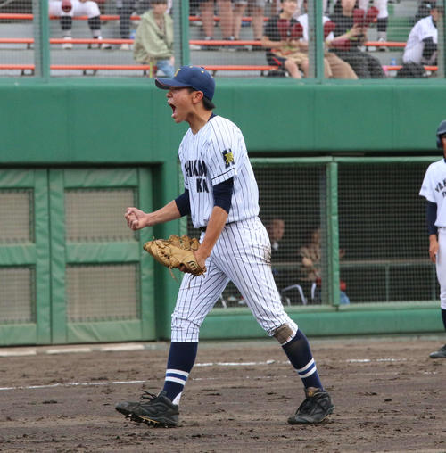 稚内大谷対旭川北　9回稚内大谷2死、最後の打者を三振に抑えて叫ぶ旭川北の伊東（撮影・永野高輔）