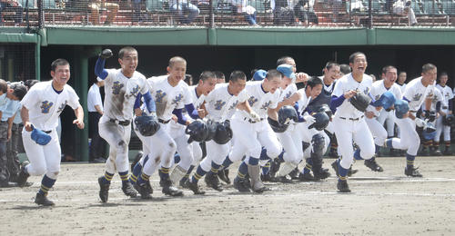 二本松工対聖光学院　6回コールド11－1で勝利し応援席に向かって走り出す聖光学院の選手たち（撮影・野上伸悟）