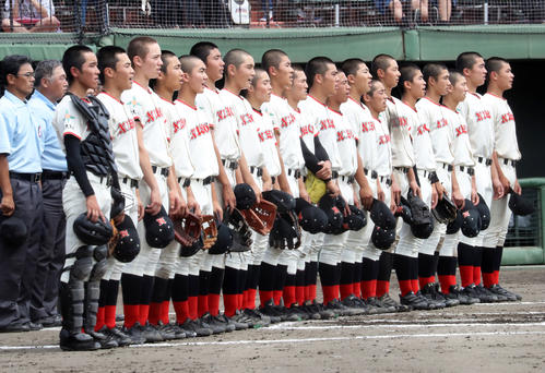 7回コールド勝ちし、校歌を歌う日大東北の選手たち（撮影・野上伸悟）