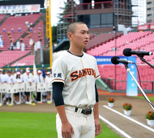 選手宣誓した佐沼・千葉充紘主将（撮影・中島正好）