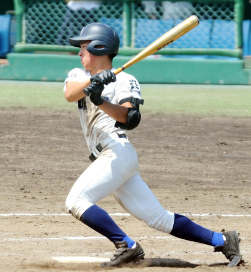 8回裏、酒田光陵1死二塁。1番金野主将が左中間に適時三塁打を放つ（撮影・佐々木雄高）