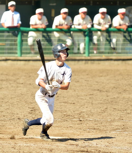 タイブレーク延長14回裏1死満塁、右翼線にサヨナラ適時打を放つ吉田聖（撮影・鎌田直秀）