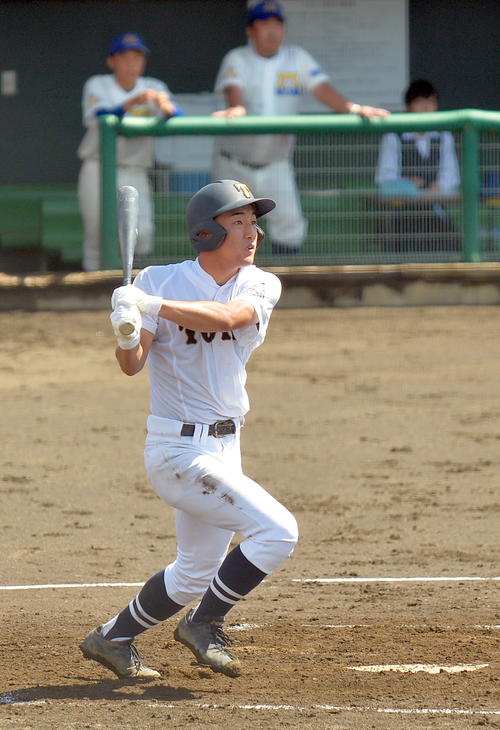 前沢対遠野　2回裏遠野1死一、三塁、右越え2点適時二塁打を放つ松田（撮影・鎌田直秀）