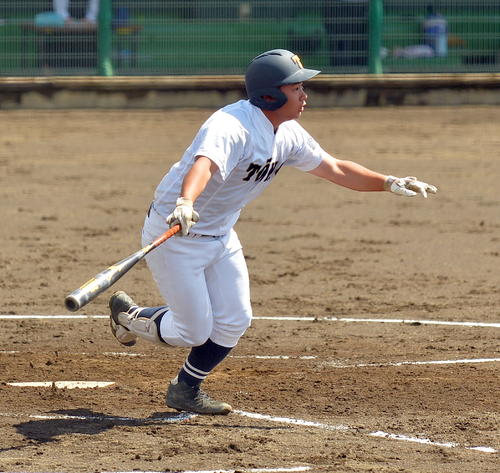 前沢対遠野　2回裏遠野2死一、二塁、右越え2点適時三塁打を放つ及川（撮影・鎌田直秀）