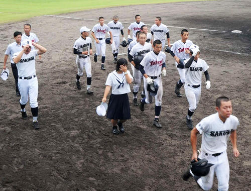 善戦及ばず、敗れた佐久間・遠江総合のメンバーは、ベンチに引き上げる（撮影・倉橋徹也）