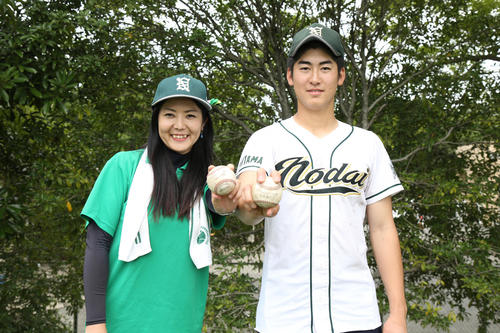 母玲奈さん（左）と笑顔でポーズをとる東農大三・飯島一徹（右）（撮影・佐田亮輔）
