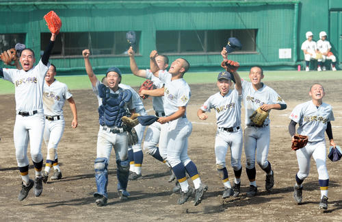 第4シードに逆転勝ちして喜び合う米沢中央ナイン（撮影・佐々木雄高）