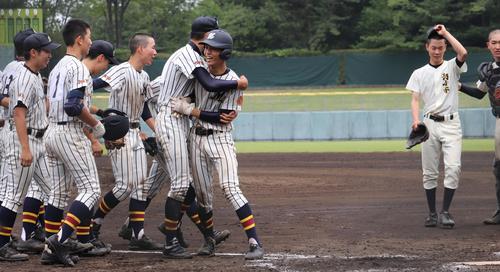 小平対武蔵野北　9回裏武蔵野北2死二、三塁、サヨナラ打を放ちチームメートから抱きつかれる渋井（中）。右は敗れた小平の選手（撮影・古川真弥）