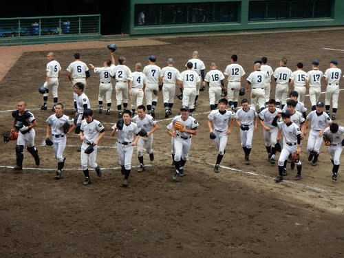 開成対高輪　7年ぶりに初戦勝利を挙げた開成ナインは試合終了のあいさつを終えると、笑顔でベンチに引き揚げた