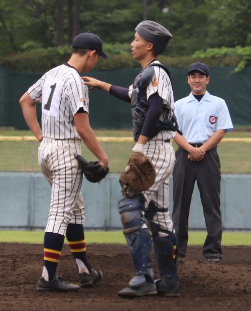 小平対武蔵野北　8回表2死一塁、前打席で適時二塁打の小平・山口を迎え、武蔵野北・渋井（中）はタイムをかけ一井（左）に声をかける（撮影・古川真弥）