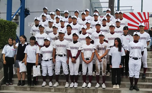 敗戦後、集合写真を撮る名古屋経大高蔵ナイン。前列右が美濃島監督（撮影・柏原誠）