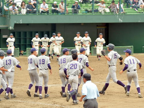 花巻北対花巻東　サヨナラ打を放った花巻東・水谷（右から2人目）を整列に迎える選手たち（撮影・鎌田直秀）