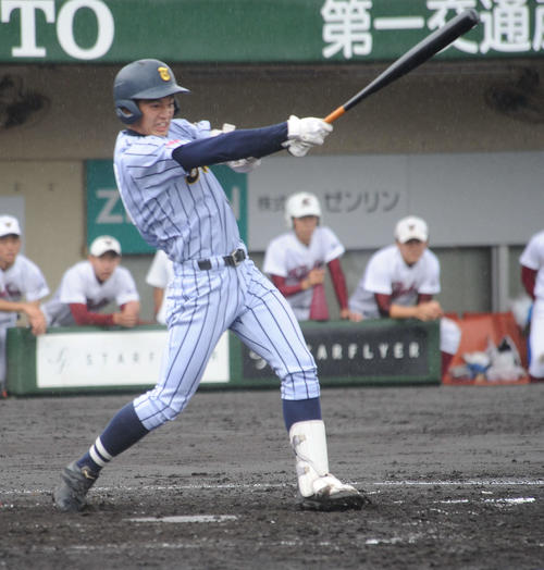 高校野球　福岡大会3回戦　北九州対東海大福岡　東海大福岡4回裏1死三塁で国武楓次郎外野手が中前へ適時打を放つ（撮影・浦田由紀夫）