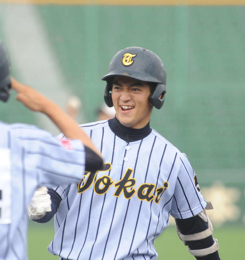 高校野球　福岡大会3回戦　北九州対東海大福岡　東海大福岡4回裏1死三塁で中前打を放って喜ぶ国武楓次郎外野手（撮影・浦田由紀夫）
