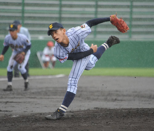 高校野球　福岡大会3回戦　北九州対東海大福岡　東海大福岡の先発大久保啓投手は5回無安打無失点の好投を見せた（撮影・浦田由紀夫）